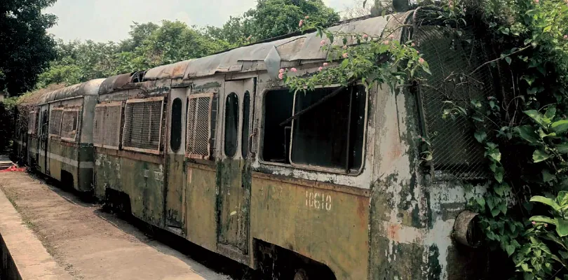কাটোয়া স্টেশনে অবহেলায় নষ্ট হচ্ছে সাহিত্যিক তারাশঙ্করের স্মৃতিবিজড়িত ছোটো রেলের বগি