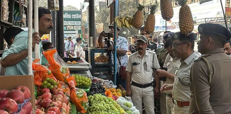 রমজান শুরুতেই  চড়াও ফলের দাম, বহরমপুরে বিভিন্ন ফলের বাজারে হানা পুলিশ ও এনফোর্সমেন্ট ব্রাঞ্চের অফিসারদের।