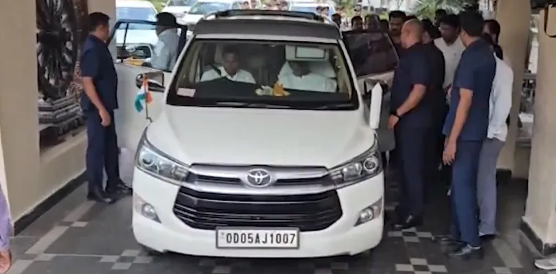 ভুবনেশ্বরে বিধানসভায় এলেন রাজ্যের বিরোধী দলনেতা নবীন পট্টনায়েক