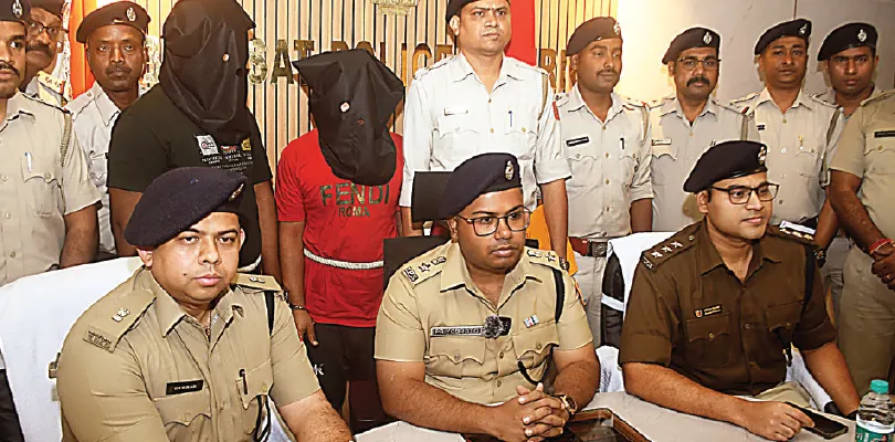 আমডাঙায় সুদ কারবারিকে খুনের অভিযোগে গ্রেপ্তার দুই ভাই, উদ্ধার বাইক ও ধারালো ছুরি