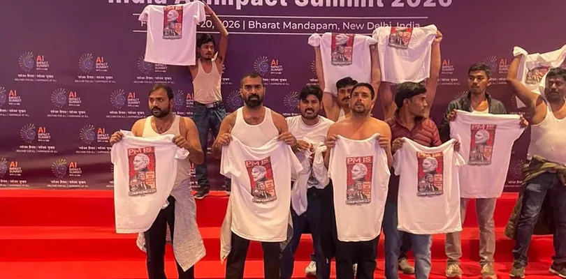 এআই সম্মেলনের মধ্যেই জামা খুলে  প্রতিবাদ যুব কংগ্রেসের, গ্রেপ্তার চার