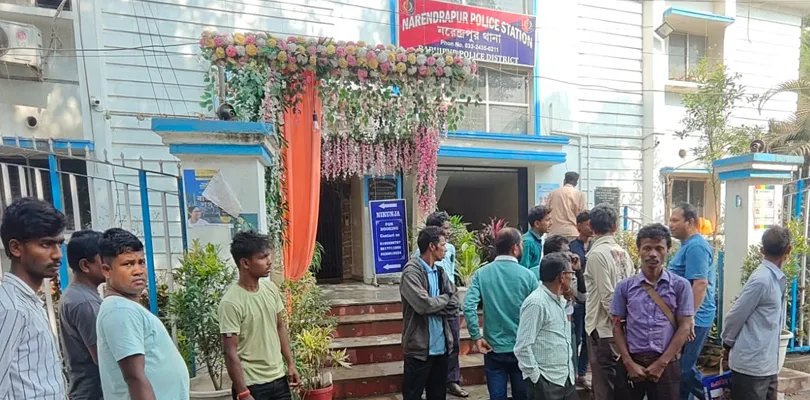 আনন্দপুর অগ্নিকাণ্ড: নরেন্দ্রপুর থানায় স্বজনহারা পরিবারের লোকজন, আজ তুলে দেওয়া হবে শনাক্ত ১৮ জনের দেহাবশেষ