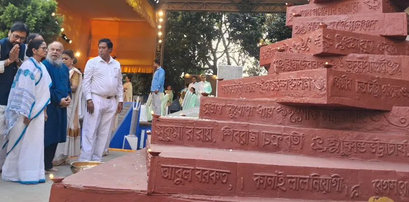 কলকাতার দেশপ্রিয় পার্কে ভাষা দিবসের অনুষ্ঠানে মুখ্যমন্ত্রী, সঙ্গে বিজেপি সাংসদ অনন্ত মহারাজ