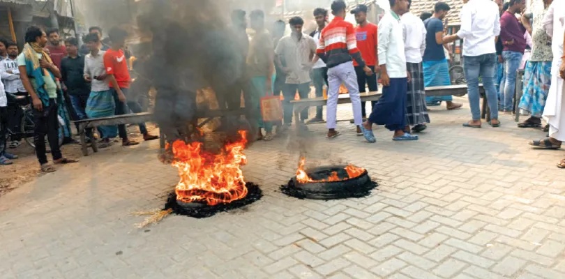 মাটিয়ায় মাটি বোঝাই ট্রাকের ধাক্কায় মৃত  ২, রাস্তায় আগুন জ্বালিয়ে তুমুল বিক্ষোভ