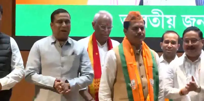 প্রাক্তন কংগ্রেস নেতা ভূপেন বোরা আজ আনুষ্ঠানিক ভাবে যোগ দিলেন বিজেপিতে