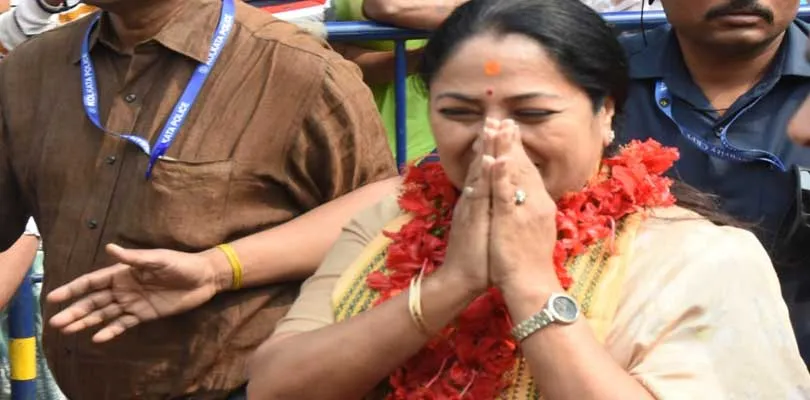 দিল্লির মুখ্যমন্ত্রী রেখা গুপ্তা পূজো দিলেন কালীঘাটে