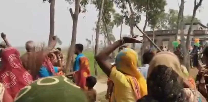 বিজেপি বিধায়ককে ঝাঁটা নিয়ে তাড়া, কাঁথিতে মাঝপথে বন্ধ করতে হল  গৃহসম্পর্ক অভিযান