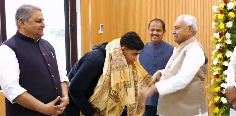 বৈভব সূর্যবংশীকে সংবর্ধনা দিলেন বিহারের মুখ্যমন্ত্রী নীতীশ কুমার