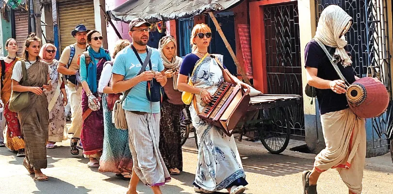 নবদ্বীপে দোলে বিশৃঙ্খলা রুখতে কড়া পুলিশ, প্রাণীদের রং নয়, টোটো ভাড়া বেশি নিলে ব্যবস্থা