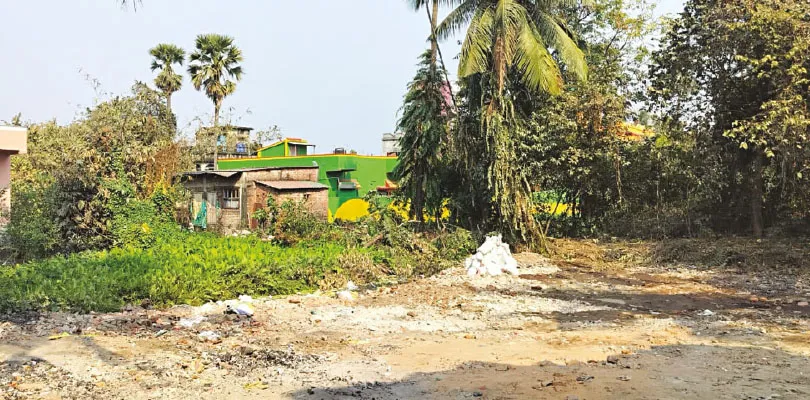 পুরসভার বোর্ড উধাও, বেআইনি  ভরাটে নিশ্চিহ্ন ১২ কাঠার পুকুর
