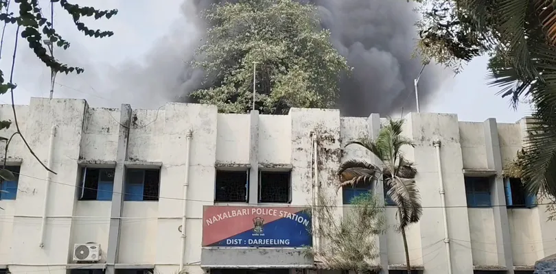 নকশালবাড়ি থানা চত্বরে ভয়াবহ আগুন ঘিরে চাঞ্চল্য