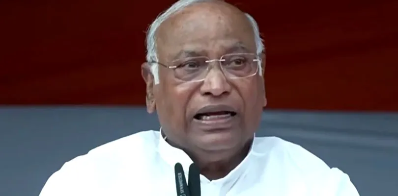 ভোপালের সভায় বক্তব্য রাখছেন কংগ্রেসের সর্বভারতীয় সভাপতি মল্লিকার্জুন খাড়্গে