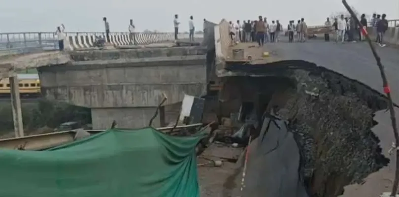 রেল ওভারব্রিজে ফের ধস