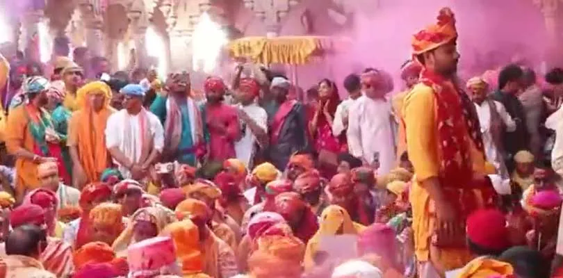 হোলি উপলক্ষ্যে মথুরার বরসানায় শুরু লাড্ডু মার ফেস্টিভাল