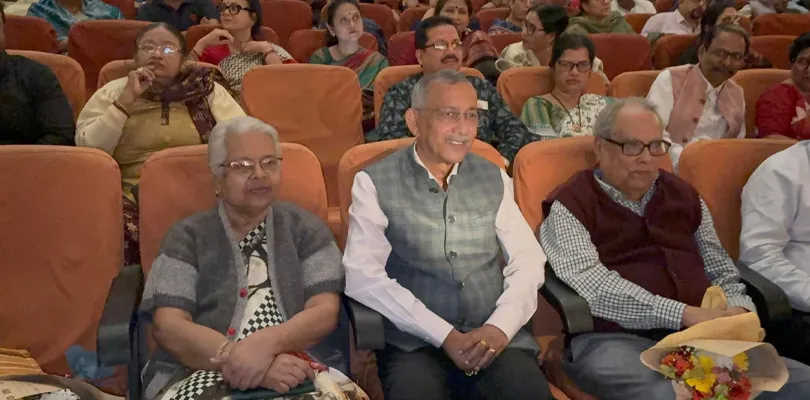 শিলিগুড়ি মিত্র সম্মিলনীর সমাবর্তন অনুষ্ঠানে প্রাক্তন দুই মেয়রের সঙ্গে বর্তমান মেয়র গৌতম দেব