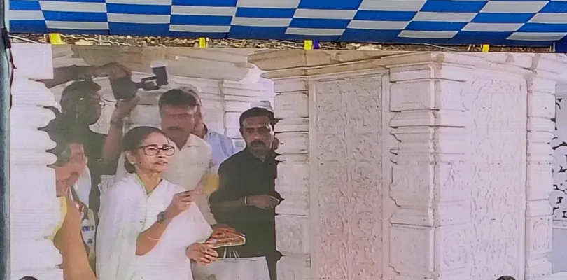 ভবানীপুরে জৈন মন্দিরে পুজো দিলেন মুখ্যমন্ত্রী মমতা বন্দ্যোপাধ্যায়