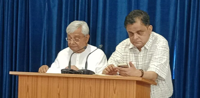 মন্ত্রিসভার বৈঠকের পর সাংবাদিক সম্মেলনে পঞ্চায়েত মন্ত্রী প্রদীপ মজুমদার এবং শিক্ষামন্ত্রী ব্রাত্য বসু