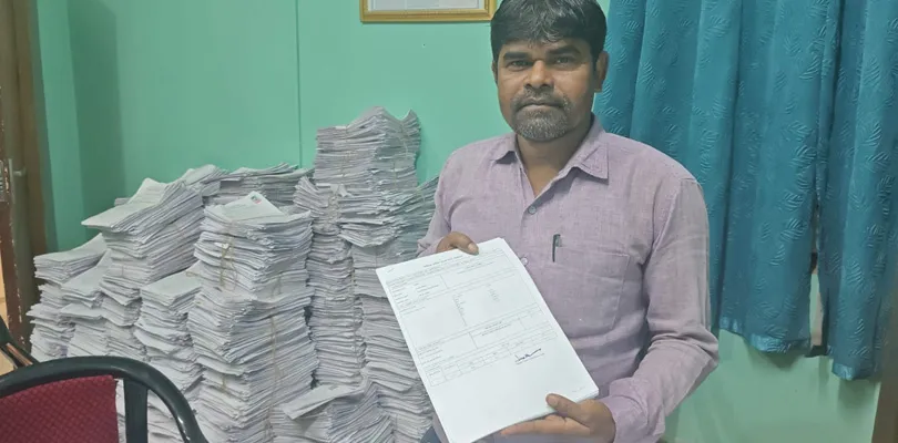 মুরারইতে বিএলওদের হাতে চূড়ান্ত ভোটার তালিকা তুলে দেওয়ার কাজ শুরু