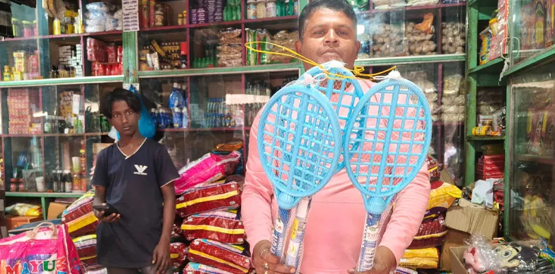 ময়নাগুড়ির বাজারে ত্রিশূল, কুমির, মোবাইল, গদা, ছাতার পিচকারীর চাহিদা তুঙ্গে