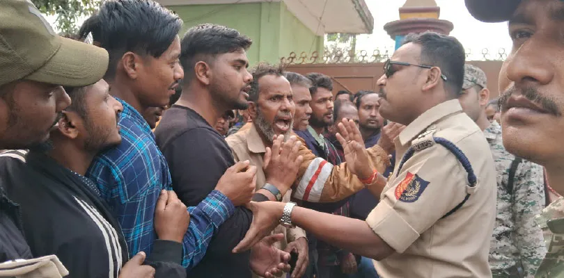 আলুর বন্ড না পেয়ে বিক্ষোভ, অবরোধ পরিস্থিতি সামলাতে হিমশিম খেল পুলিশ
