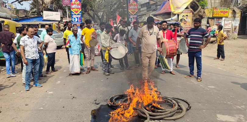 ভোটার তালিকা থেকে নাম বাদ যাওয়ার প্রতিবাদে চাঁদপাড়ায় টায়ার জ্বালিয়ে যশোর রোড অবরোধ মতুয়াদের