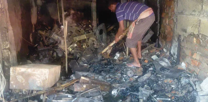 উলুবেড়িয়ার বীরশিবপুরে গ্যাস সারাইয়ের দোকানে আগুন