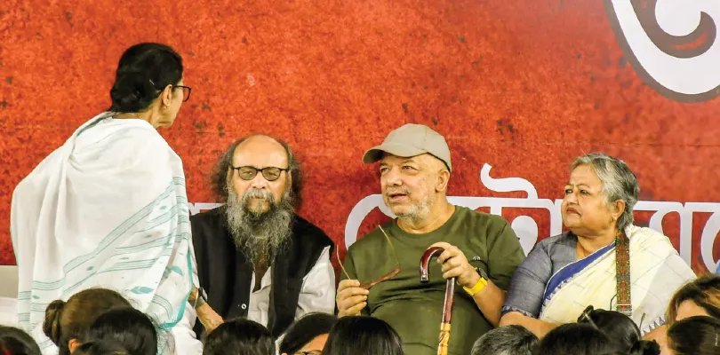 আমৃত্যু মমতার পাশে থাকব: জয় গোস্বামী, গলায়-হাতে শিকল বেঁধে ধরনা মঞ্চে প্রতিবাদী