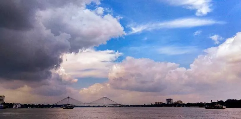 আজ শহর কলকাতার সর্বনিম্ন তাপমাত্রা ২৫ ডিগ্রি সেলসিয়াস এবং সর্বোচ্চ তাপমাত্রা ৩২ ডিগ্রি সেলসিয়াসের ঘরে থাকার সম্ভবনা আছে