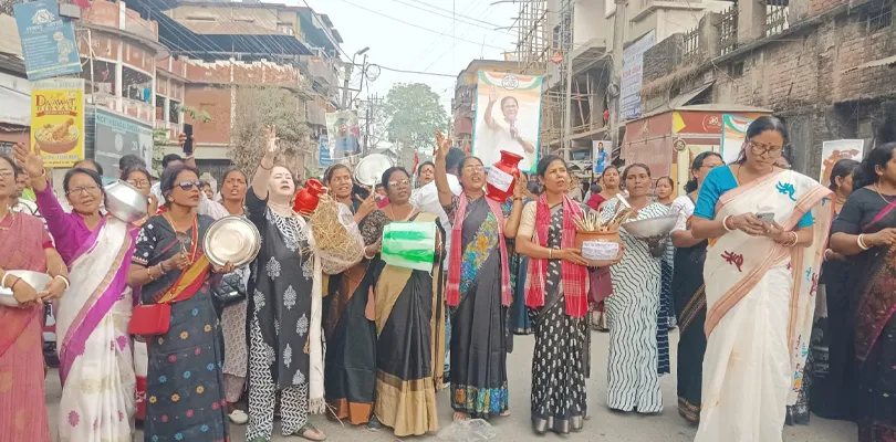 রান্নার গ্যাসের দাম বৃদ্ধির প্রতিবাদে জলপাইগুড়িতে  মহিলাদের বিক্ষোভ মিছিল