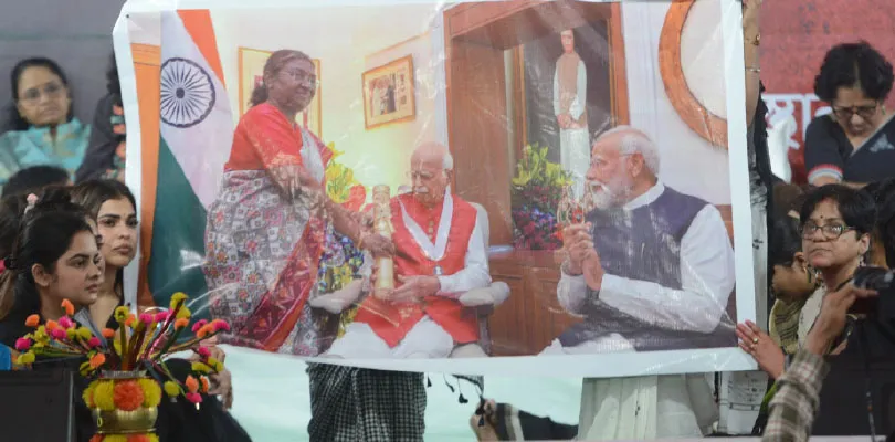 রাষ্ট্রপতিকে অপমান করেছেন নরেন্দ্র মোদিই, ছবি তুলে ধরে জবাব মমতার