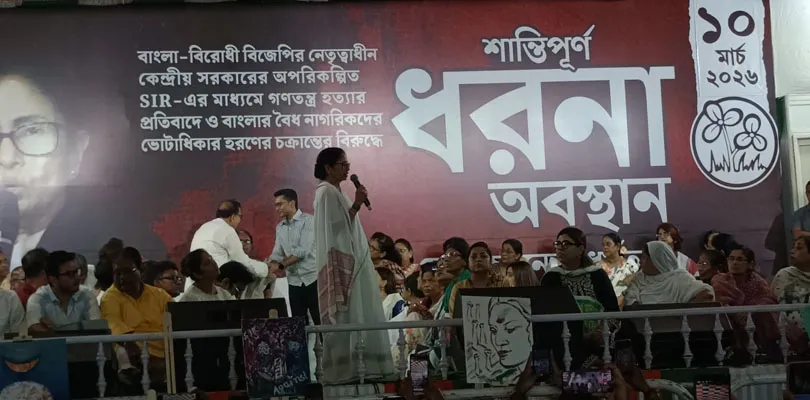 এসপ্ল্যানেডে বক্তব্য রাখছেন মুখ্যমন্ত্রী মমতা বন্দ্যোপাধ্যায়