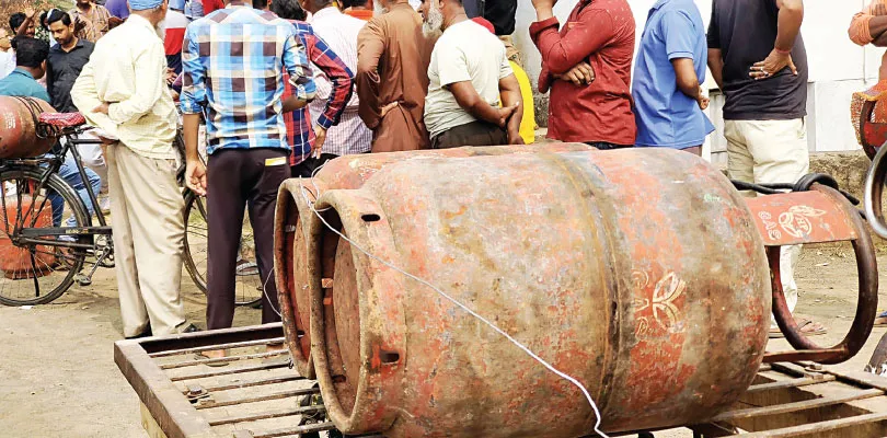 পুরুলিয়া রান্নার গ্যাসের সংকটের সুযোগ নিয়ে অসাধু ব্যবসায়ীদের কালোবাজারি