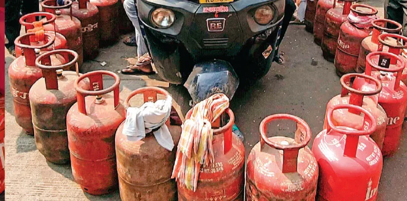 দিল্লিতে গ্যাসের কালোবাজারি সিলিন্ডারের দাম সাড়ে ৪ হাজার
