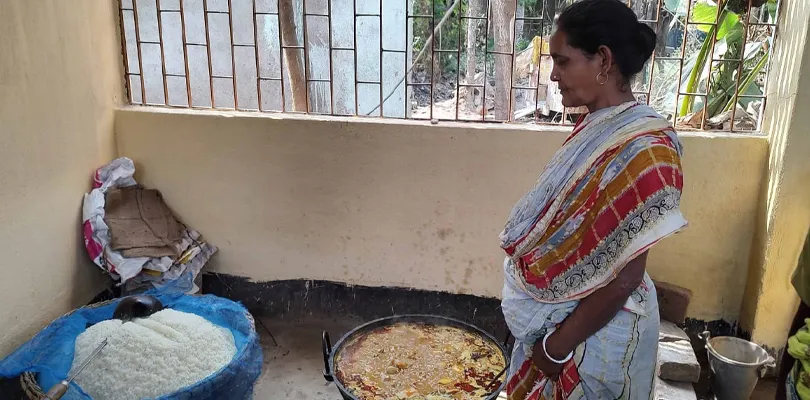 স্কুলের মিড ডে মিলে রান্না করা খাবারের বদলে বিস্কুট