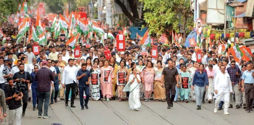 মধ্যরাতে কমিশনের তাণ্ডব: মমতা, অফিসার বদলি নিয়ে তোলপাড়, এবার অপসারিত ডিজি-সিপিও