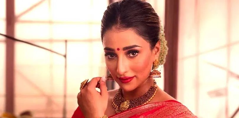 নৈহাটির বড়মার মন্দিরে পুজো দিলেন বরানগরের তৃণমূল প্রার্থী সায়ন্তিকা বন্দ্যোপাধ্যায়