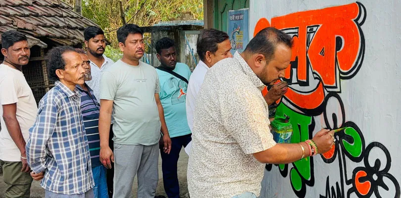 উলুবেড়িয়া দক্ষিণ বিধানসভা কেন্দ্রে তৃণমূল কংগ্রেসের প্রার্থী পুলক রায়ের সমর্থনে দেওয়াল লিখন শুরু