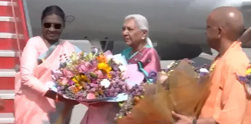 অযোধ্যায় গেলেন রাষ্ট্রপতি দ্রৌপদী মুর্মু, এয়ারপোর্টে উপস্থিত উত্তরপ্রদেশের মুখ্যমন্ত্রী যোগী আদিত্যনাথ এবং রাজ্যপাল আনন্দীবেন প্যাটেল
