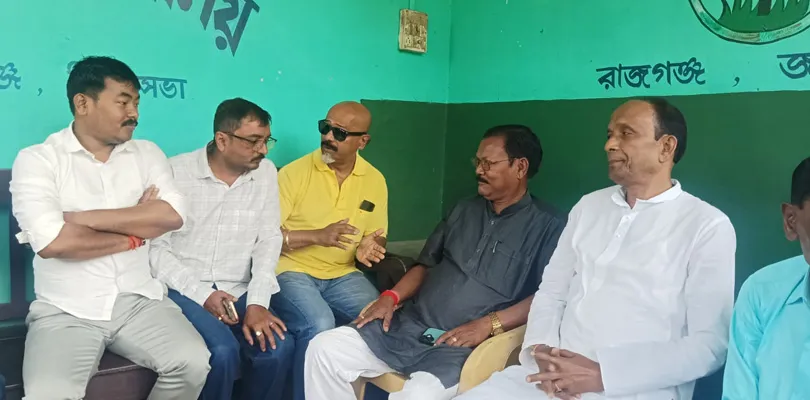 খগেশ্বরের বাড়িতে তৃণমূলের কিষান খেত মজদুর ইউনিয়নের জেলা সভাপতি দুলাল দেবনাথ