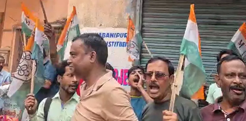 ভবানীপুরে তৃণমূল-বিজেপির স্লোগান-পাল্টা স্লোগানে চড়ল রাজনৈতিক পারদ, ঘটনাস্থলে গেরুয়া শিবিরের নেতা তাপস রায়