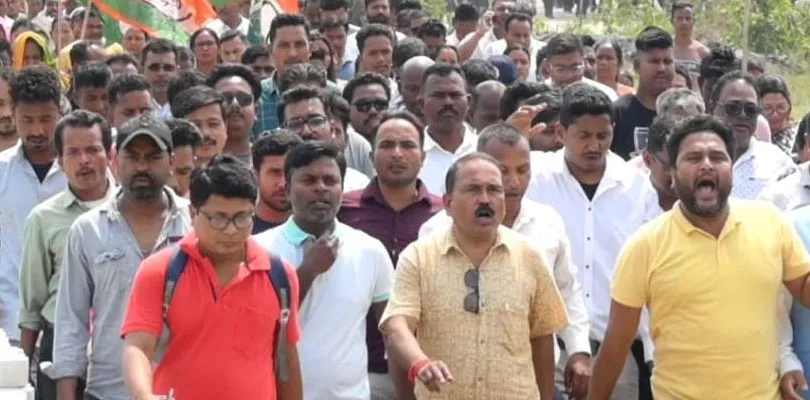 জলপাইগুড়ি ও রাজগঞ্জ কেন্দ্রে দলের প্রার্থী কৃষ্ণ দাস ও স্বপ্না বর্মনের সমর্থনে বারোপেটিয়া এলাকায় তৃণমূল কর্মীদের মিছিল