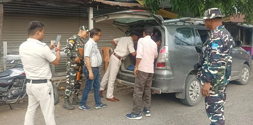 বেলাকোবার বটতলা মোড়ে পুলিশ ও কেন্দ্রীয় বাহিনীর নাকা চেকিং