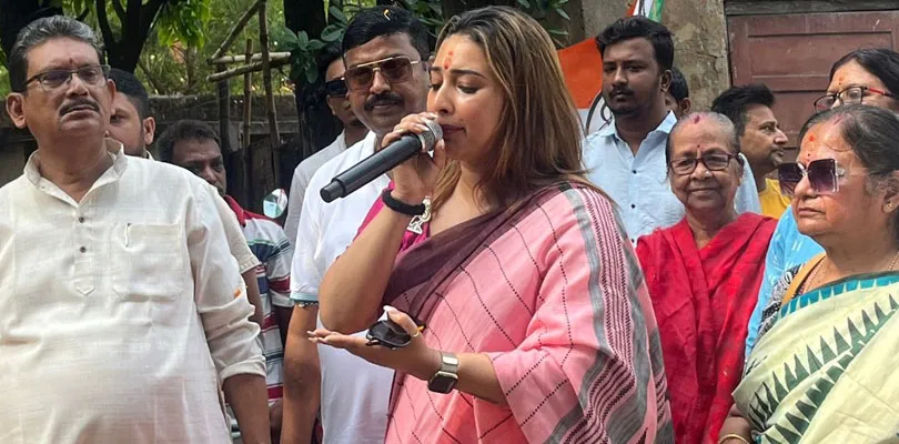 বরানগরে ভোট প্রচারে তৃণমূল প্রার্থী সায়ন্তিকা