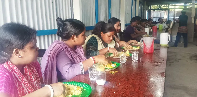 তৃণমূল প্রার্থী কৃষ্ণ দাসের বাড়িতে দলীয় কর্মীদের জন্য চালু হল হেঁশেল