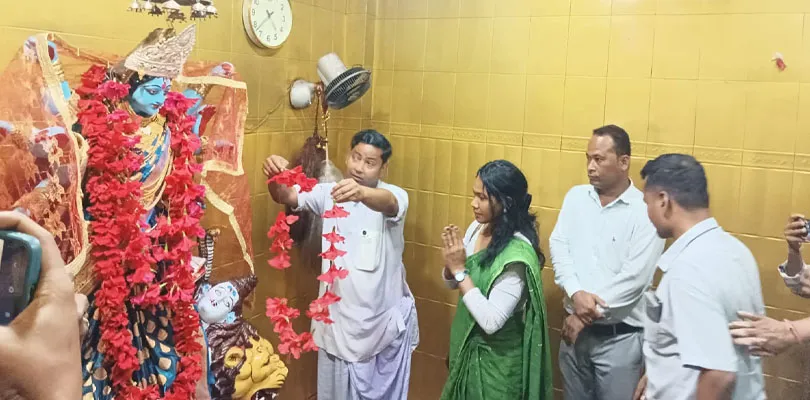 বাবার সুস্থতা কামনায় বোদাগঞ্জের ভ্রামরীদেবীর মন্দিরে পুজো দিলেন রাজগঞ্জের তৃণমূল প্রার্থী স্বপ্না বর্মন, শুরু করলেন প্রচারও, সঙ্গে রয়েছেন জলপাইগুড়ি আসনের তৃণমূল প্রার্থী কৃষ্ণ দাস