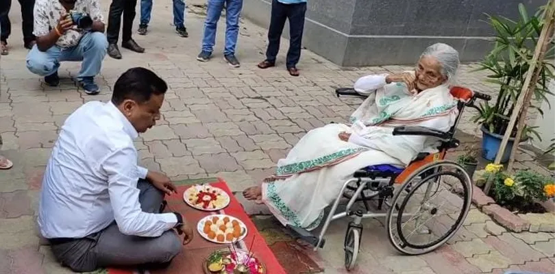 ভোট ময়দানে নামার আগে মাতৃআরাধনা তৃণমূল প্রার্থীর