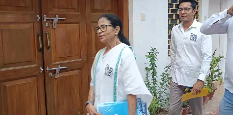 তৃণমূলের ইস্তাহার প্রকাশ করলেন দলীয় সুপ্রিমো মমতা বন্দ্যোপাধ্যায়