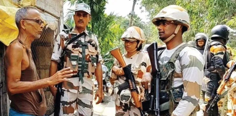 ‘ভীত’ ভোটারদের অভয় দিতে বাড়ি বাড়ি যাচ্ছে পুলিশ ও কেন্দ্রীয় বাহিনী