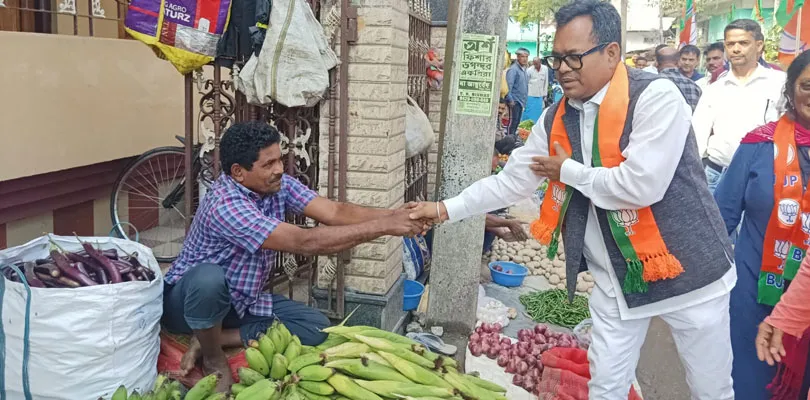 রবিবাসরীয় ভোট প্রচারে শহরের দিনবাজারে  জলপাইগুড়ি কেন্দ্রের বিজেপি প্রার্থী অনন্তদেব অধিকারী