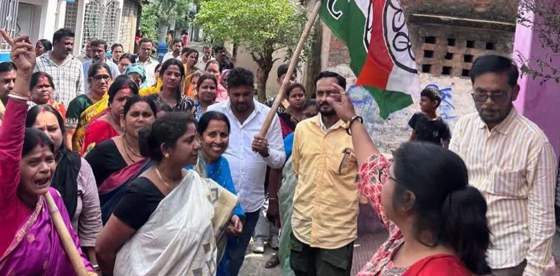 মুর্শিদাবাদের তৃণমূল প্রার্থী শাওনি সিংহ রায়ের ভোটপ্রচারে জিয়াগঞ্জে মহিলাদের উন্মাদনা তুঙ্গে